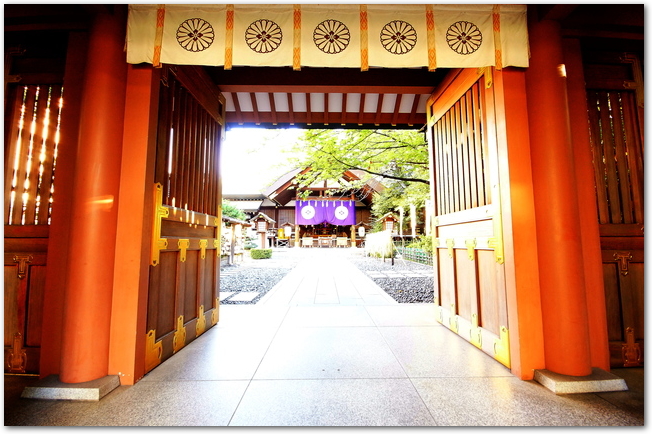 東京大神宮の神門から社殿を臨む風景