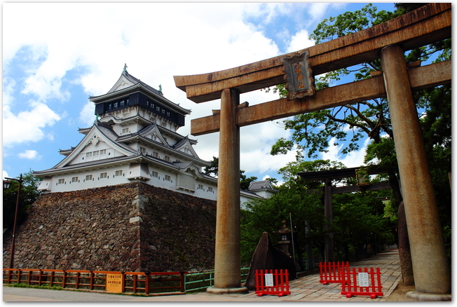小倉城と八坂神社の鳥居の様子