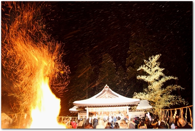 なまはげ祭りで神社の境内で火が燃える様子