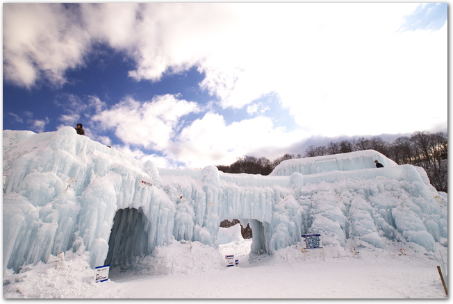 層雲峡氷瀑まつりの氷像のオブジェが並ぶ様子