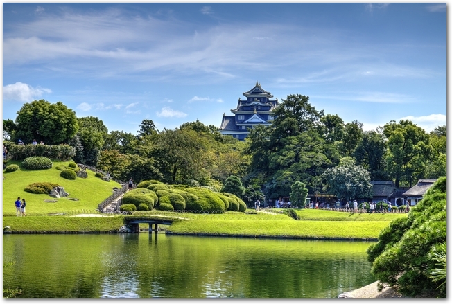 晴れた日の岡山城と後楽園の風景