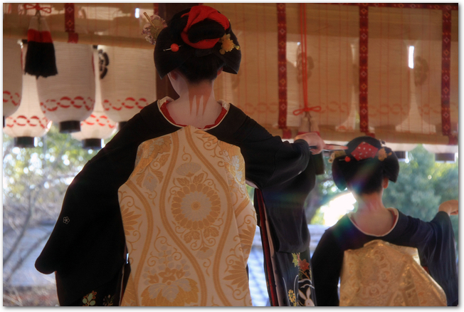 節分の八坂神社で舞踊奉納をする舞妓さんの様子