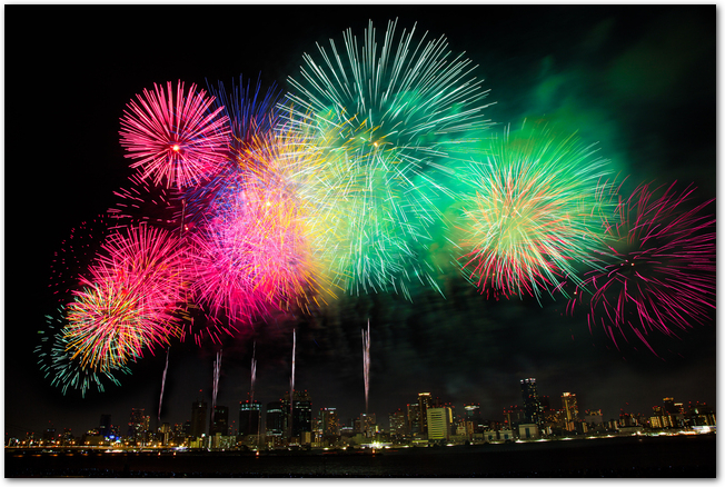 淀川花火大会で打ち上げられた色とりどりの花火