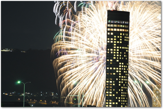 琵琶湖花火大会の打ち上げ花火と大津プリンスホテルの建物