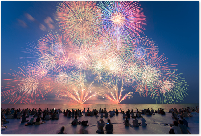琵琶湖花火大会で琵琶湖の上に上がる打ち上げ花火