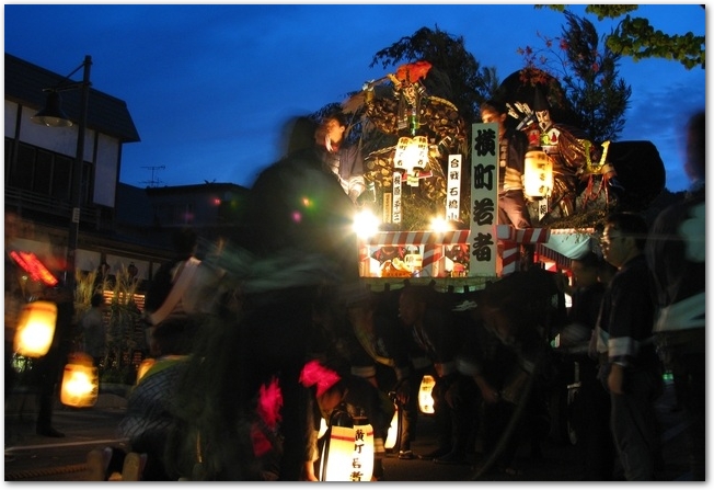 角館祭りの曳山が道を通っている様子