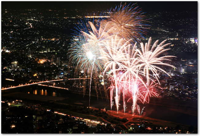 高台から見た長良川花火大会の打ち上げ花火と夜景