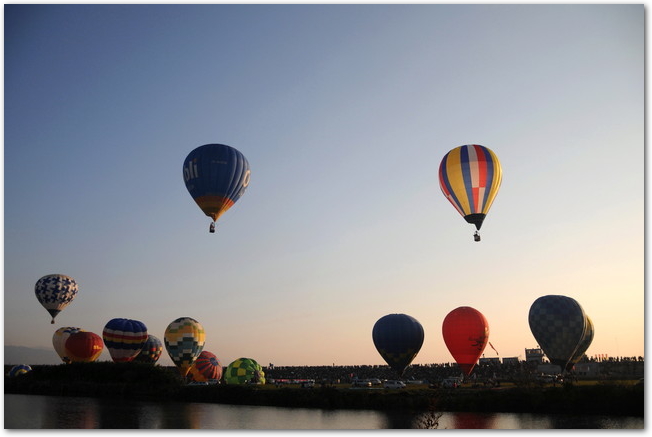 佐賀バルーンフェスタで青空を飛ぶたくさんの気球