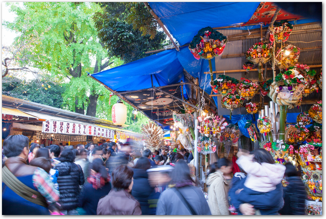 酉の市開催中の花園神社の人混みと屋台の様子