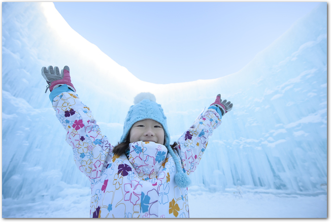 支笏湖氷濤まつりでバンザイをする女の子の様子