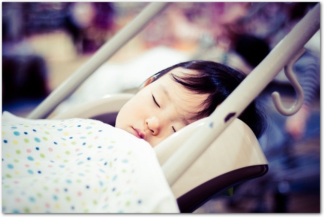 ベビーカーで赤ちゃんが眠っている様子
